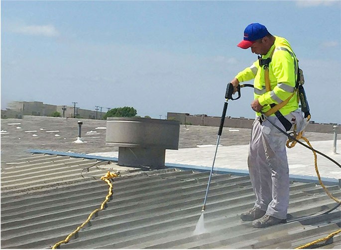 Limpieza profesional de techo antes de sellado en Puerto Rico